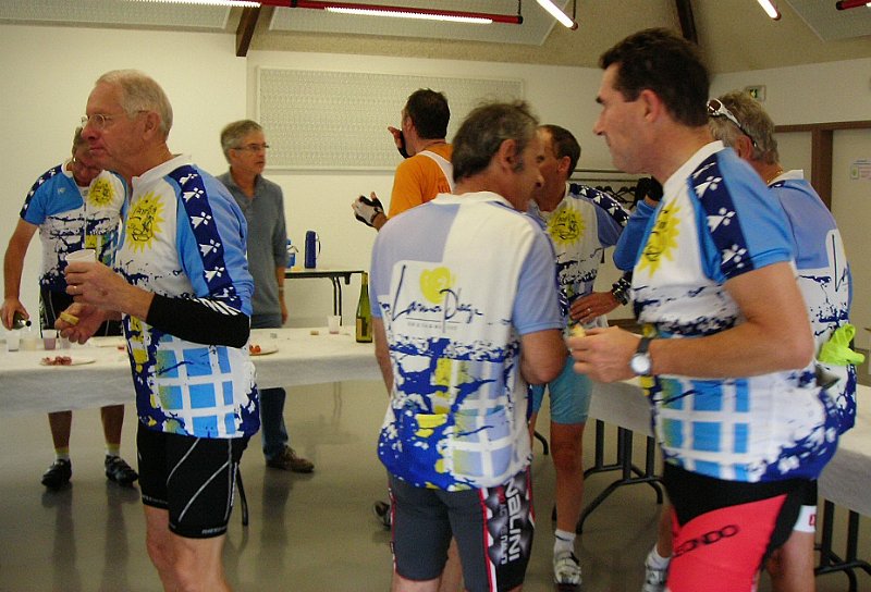 2011-09-25 23 Tout le monde est a l heure pour l apero.JPG